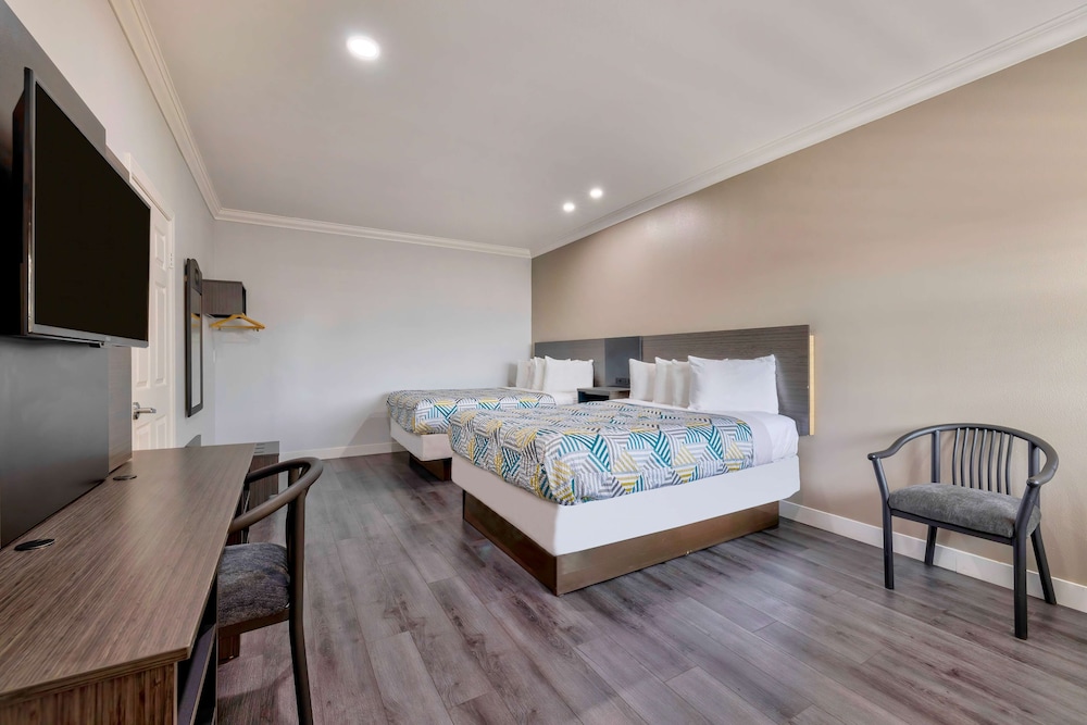 Motel6 South Gate, CA 32/56