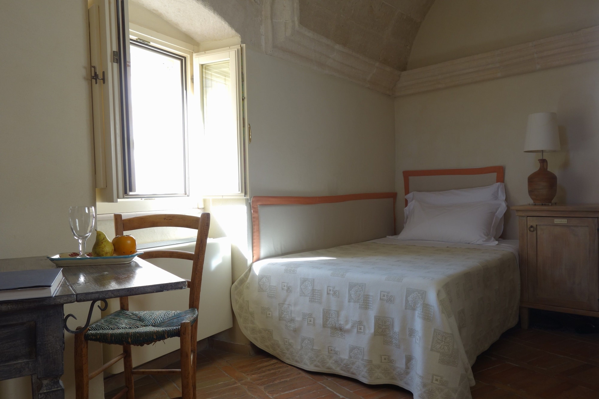 ROOM, SINGLE