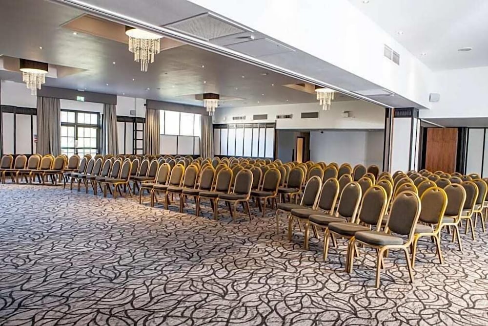 Elite Venue Selection Felbridge - Gatwick 65/75