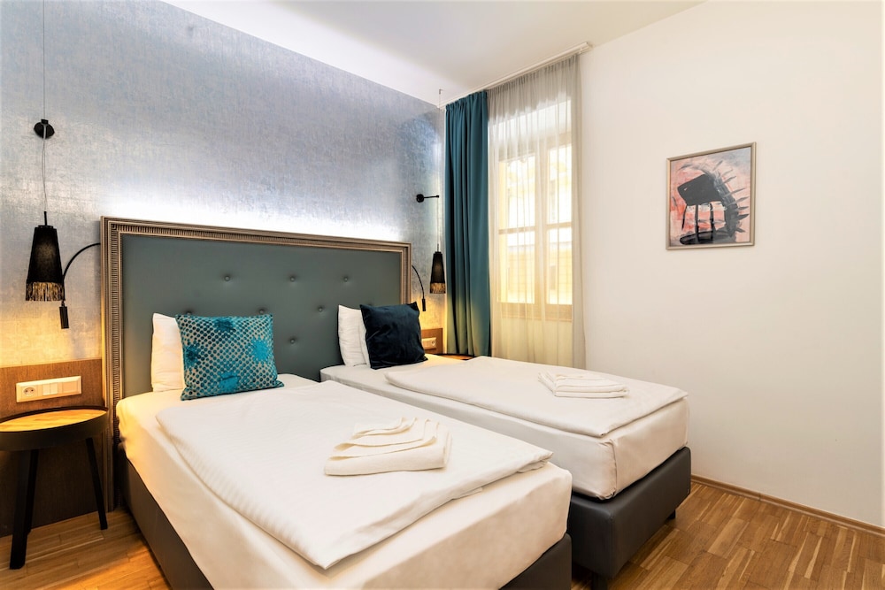 DELUXE, DOUBLE OR TWIN BED