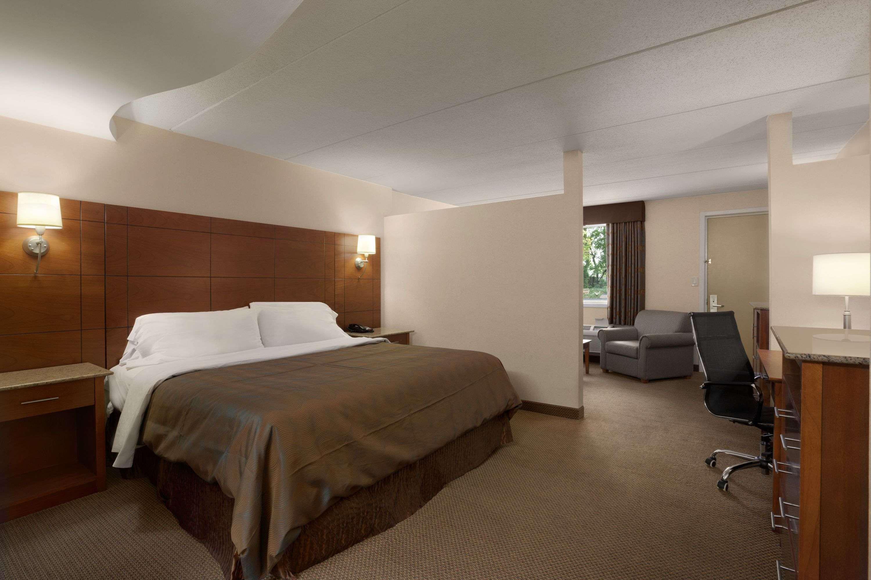 جناح، Ramada By Wyndham Rockville Centre 4/4
