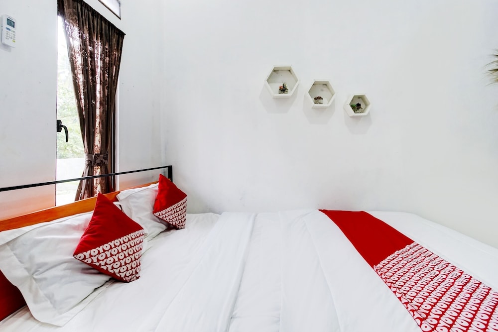 OYO 90124 Oemah Ratu Hostel Syariah 17/28
