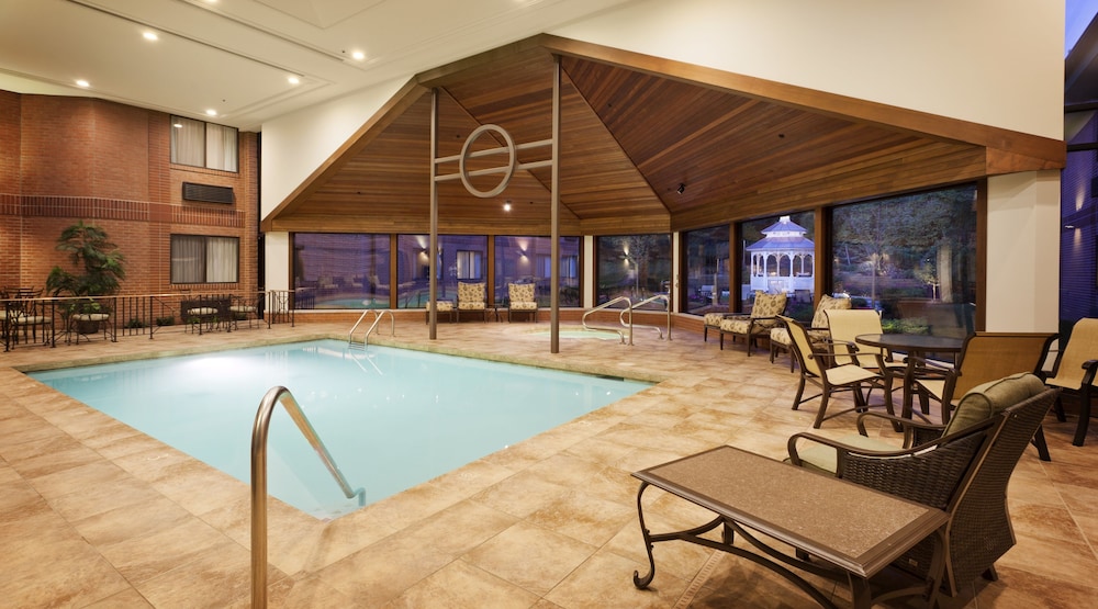 Ann Arbor Regent Hotel Suites 35/55