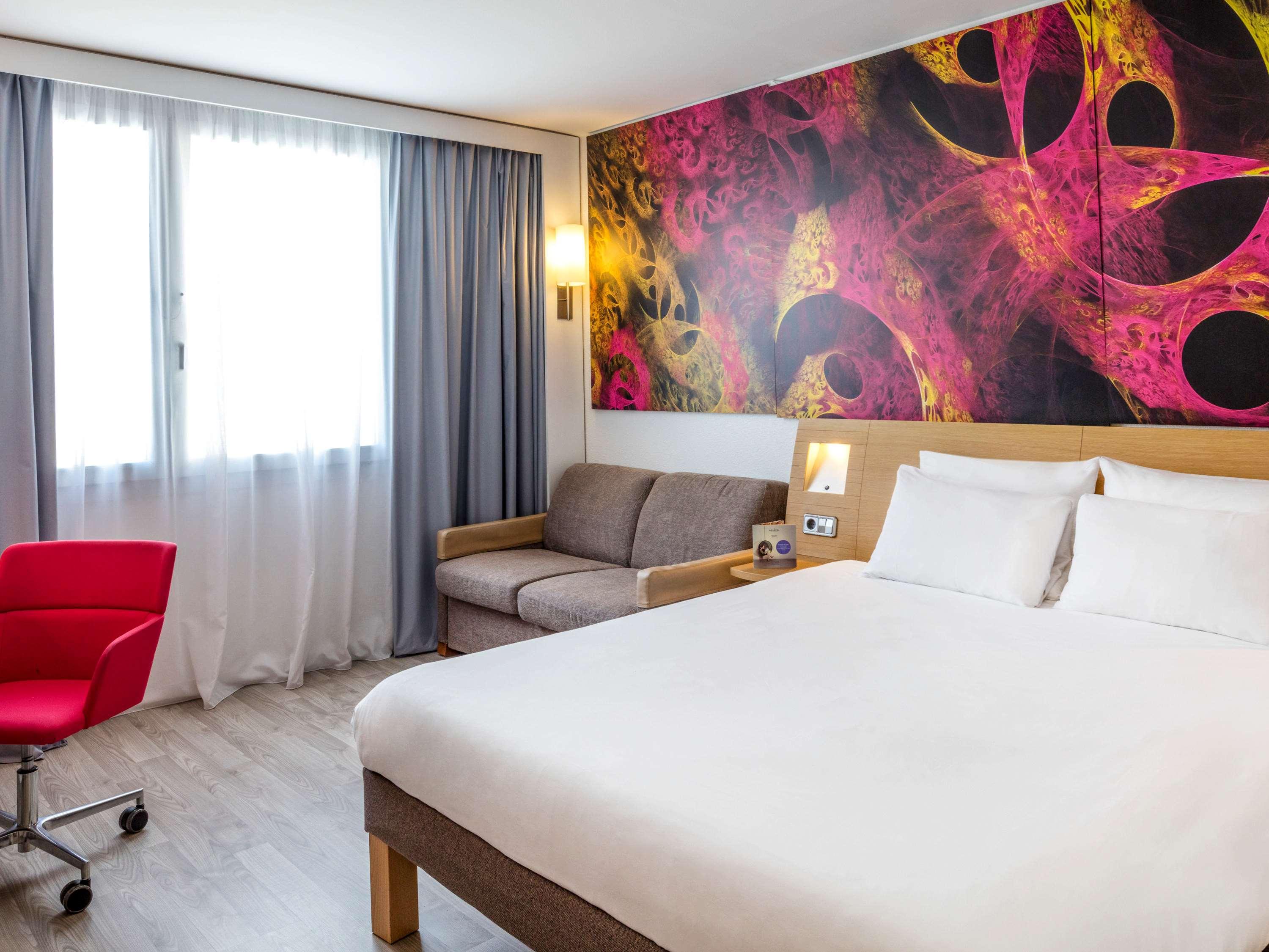 جناح بسرير كينج مع أريكة، Novotel Barcelona Cornella Hotel 2/4