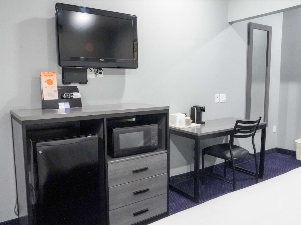 Americas Best Value Inn & Suites Bush Intl Airport 19/23