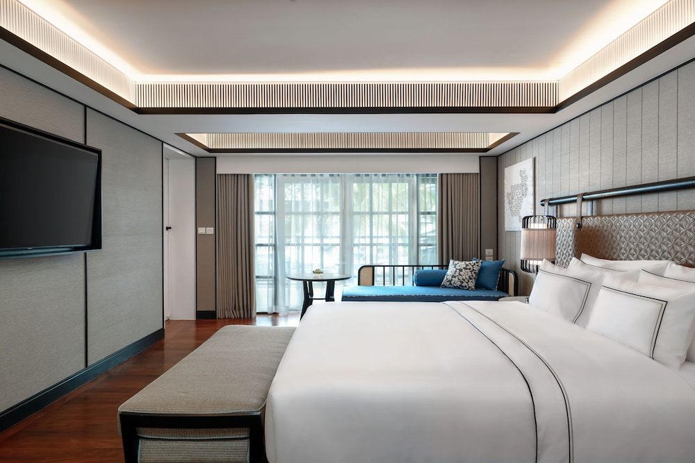 Grand, the Level, Suite, King Bed, Sofa