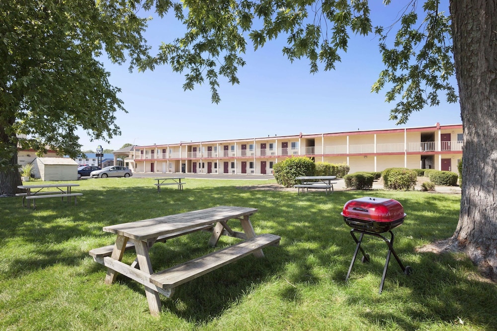 Days Inn by Wyndham Champaign Urbana 9/16