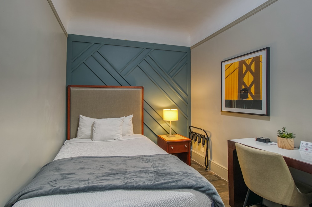 RUN OF HOUSE, QUEEN BED, SHARED BATHROOM