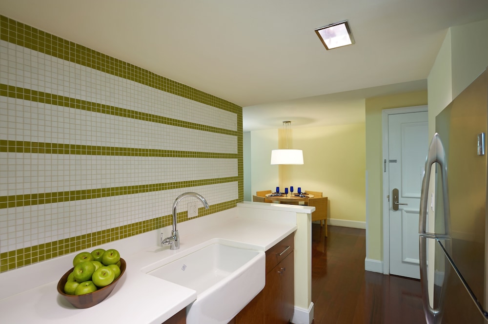 Edgewater Beach Hotel 63/64