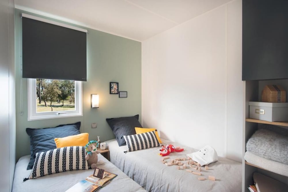 Mobile Home, Premium, 1 Queen and 4 Single Beds