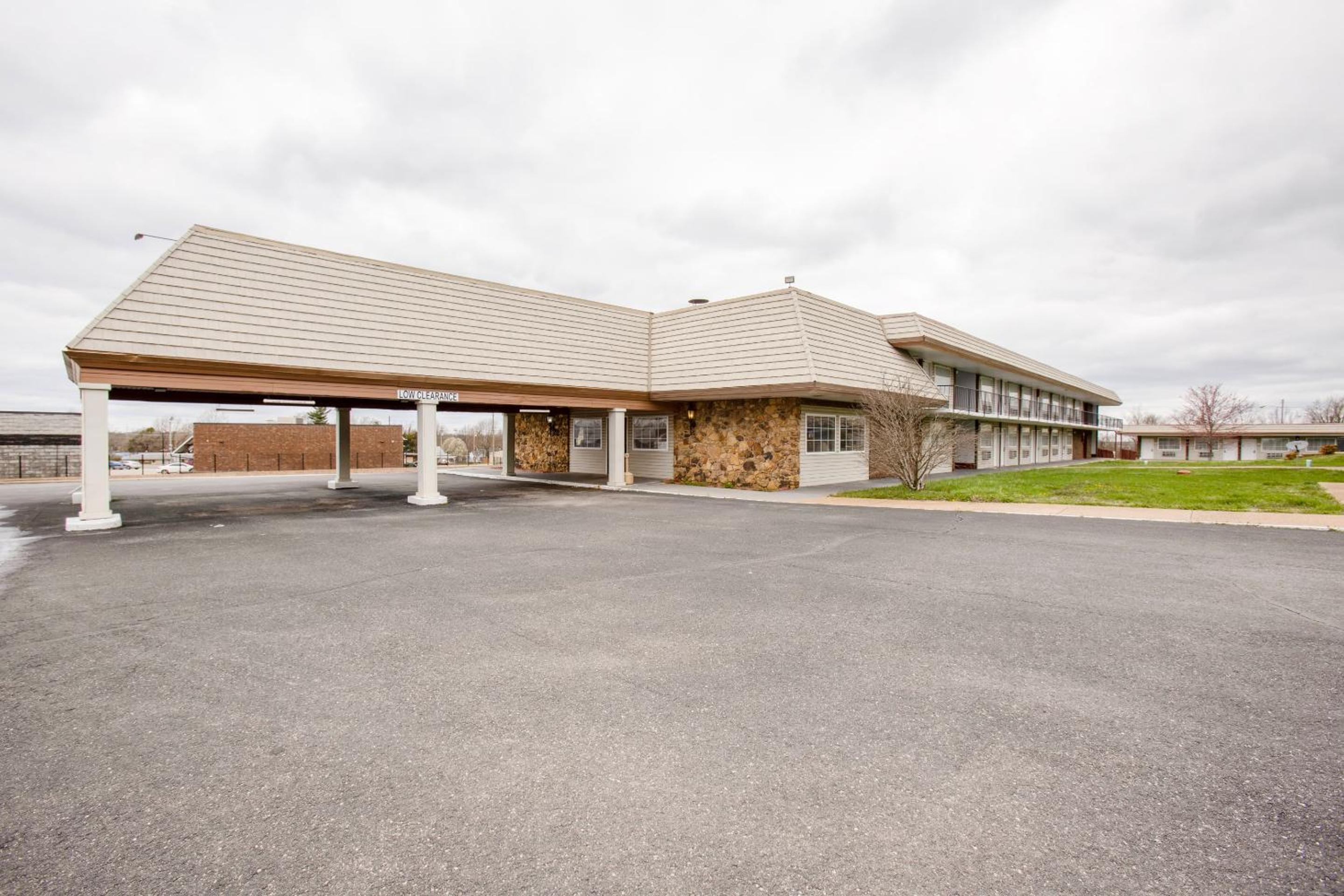 Hotel Lebanon MO I-44 27/33