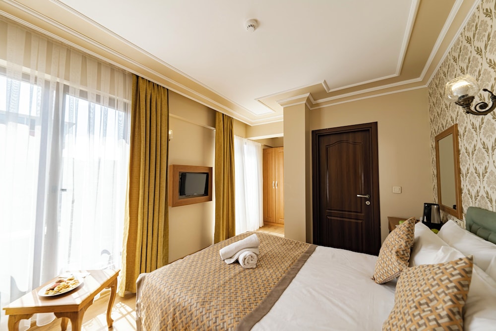 STANDARD, DOUBLE BED, CITY VIEW
