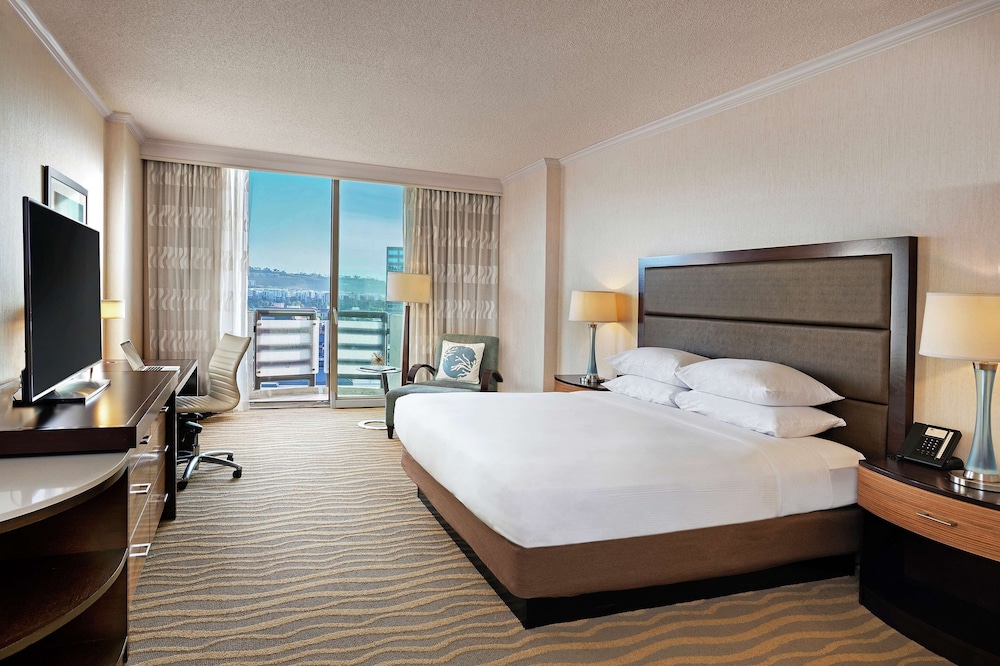 Premier, King Bed, Valley View, Balcony, High Floor