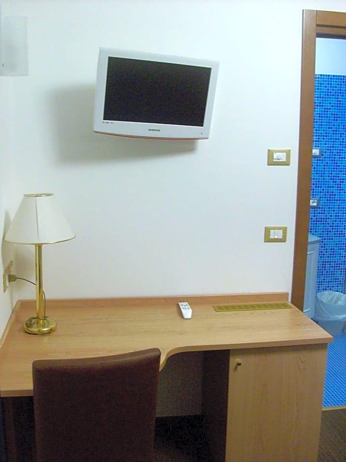 HOTEL MONDIAL 8/63