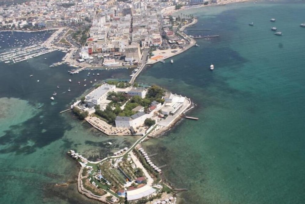 Isola Lo Scoglio Hotel 30/40