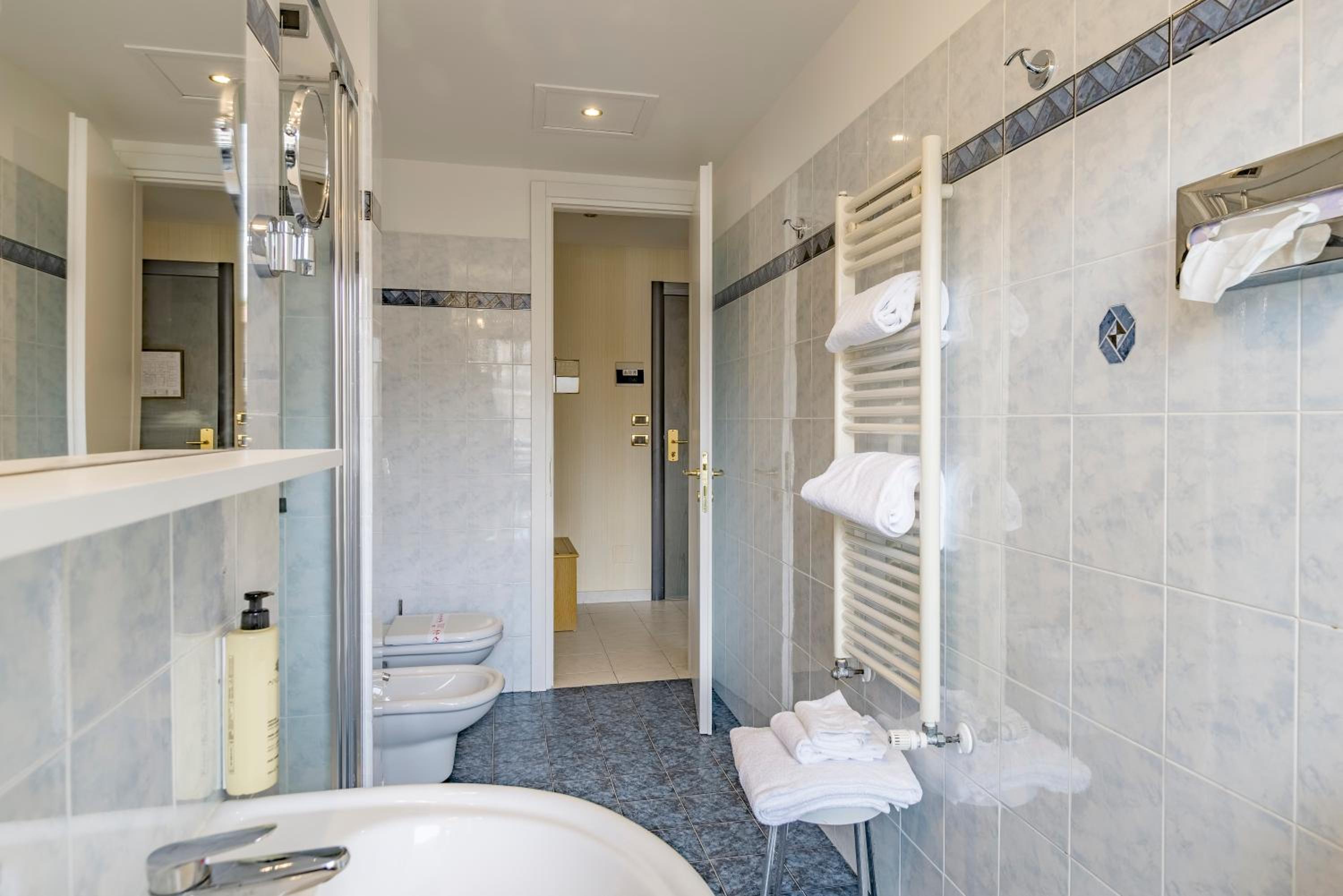 Classic, Double or Twin Bed, Lateral Side Sea View، Garden Lido 8/9