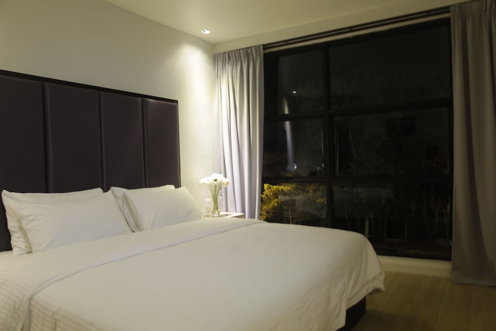 DELUXE, KING BED