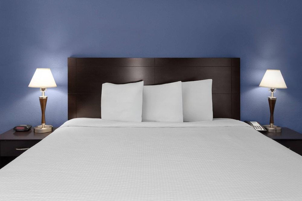 Travelodge By Wyndham Milwaukee 24/50