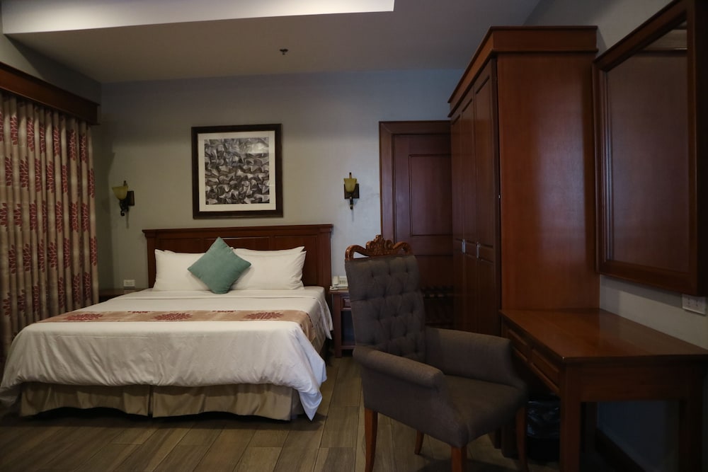 Paragon Hotel And Suites 15/50