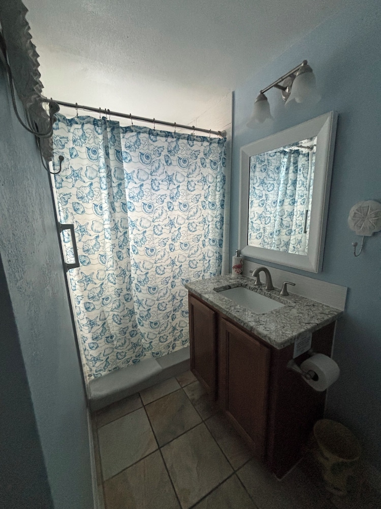 جناح ديلوكس بسرير كوين مع أريكة، Coco Sands Beachside Cottages 4/5