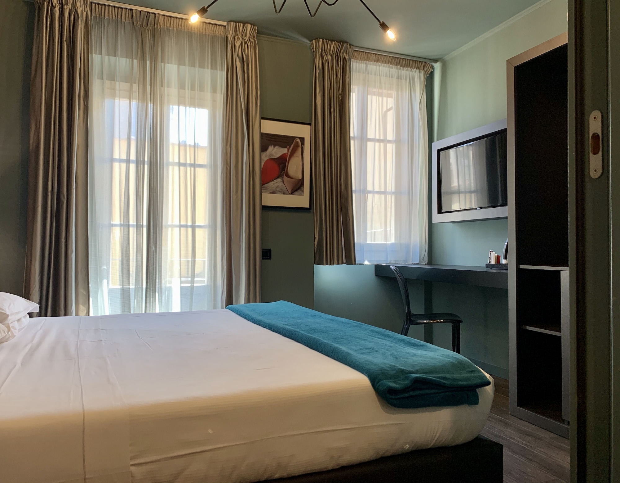 DELUXE, DOUBLE BED