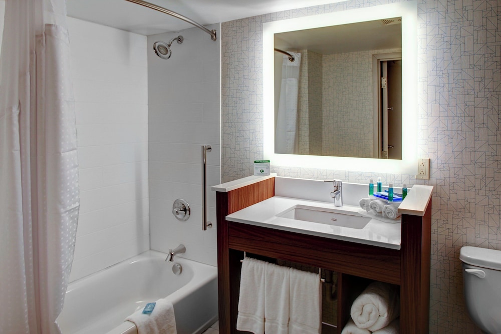 Holiday Inn Express Richmond-Mechanicsville 36/37