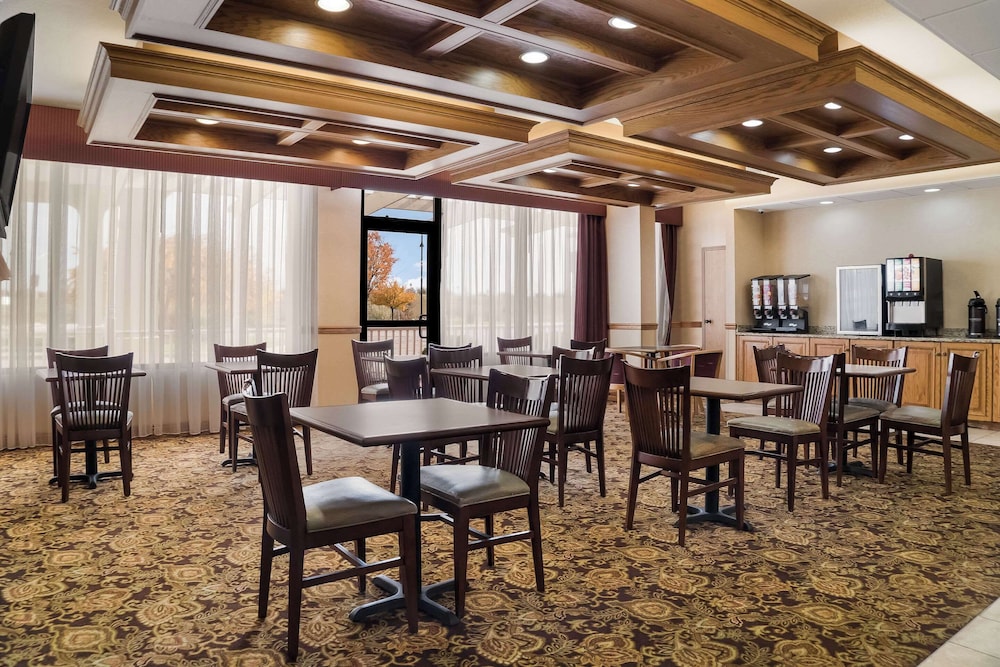 Quality Inn and Suites Saginaw, MI 35/47