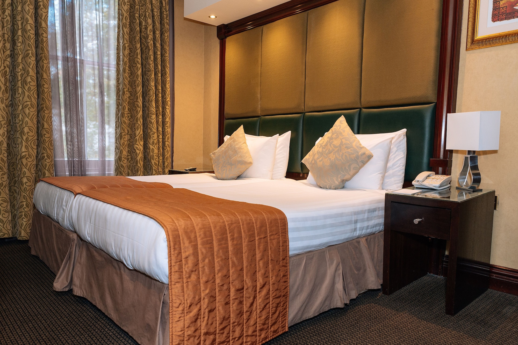 DELUXE, TWIN BEDS