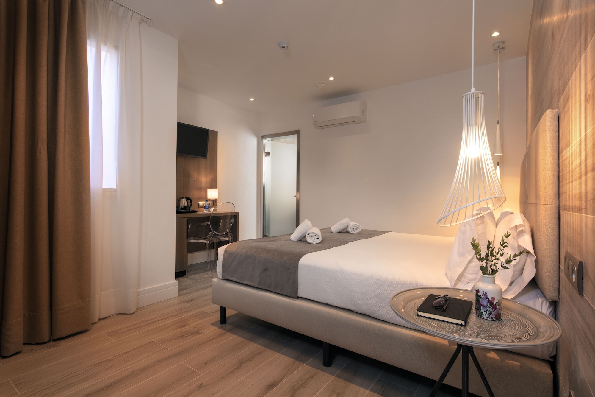 INTERIOR, SUPERIOR, SINGLE, DOUBLE BED