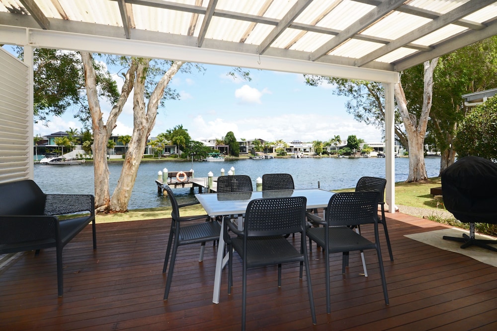 NOOSA ENTRANCE WATERFRONT RESORT 53/80