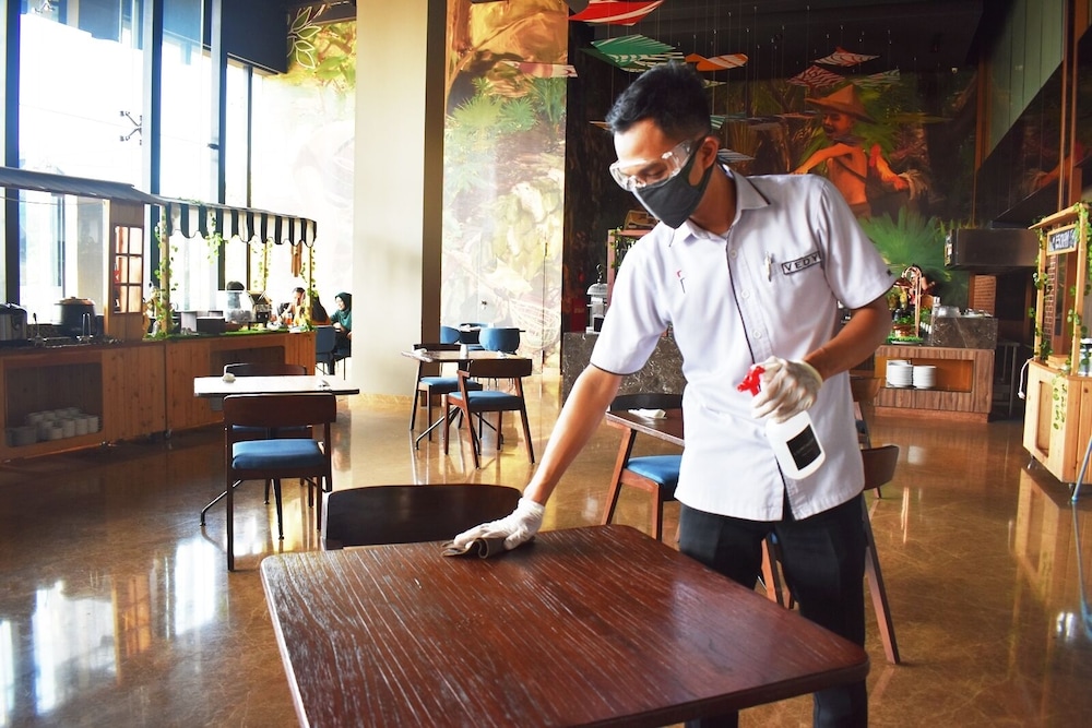 Luminor Hotel Airport Sidoarjo By WH, Best Choice and Strategic Location with a Rooftop area in Town 32/38
