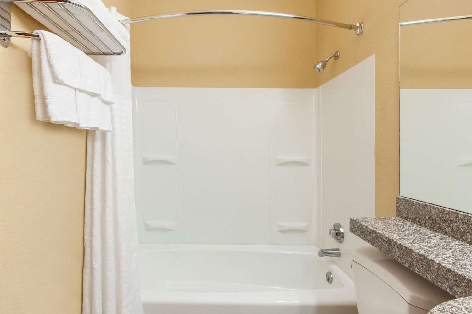 Microtel Inn And Suites By Wyndham Rogers 8/9
