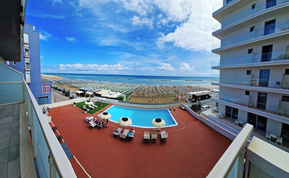 Hotel Embassy Pesaro 34/35