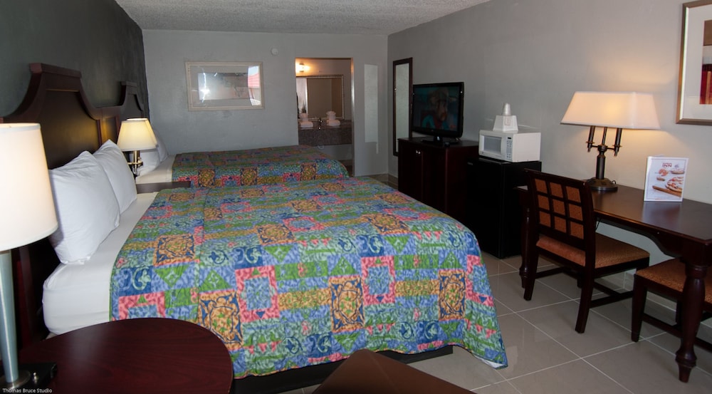 Express Inn & Suites - 5 Miles from St Petersburg Clearwater Airport 26/43