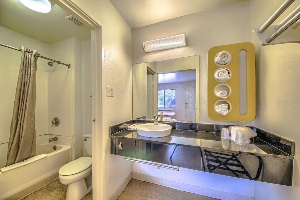 Motel6 San Antonio, TX - Six Flags Fiesta TX/La Cantera Area 40/44