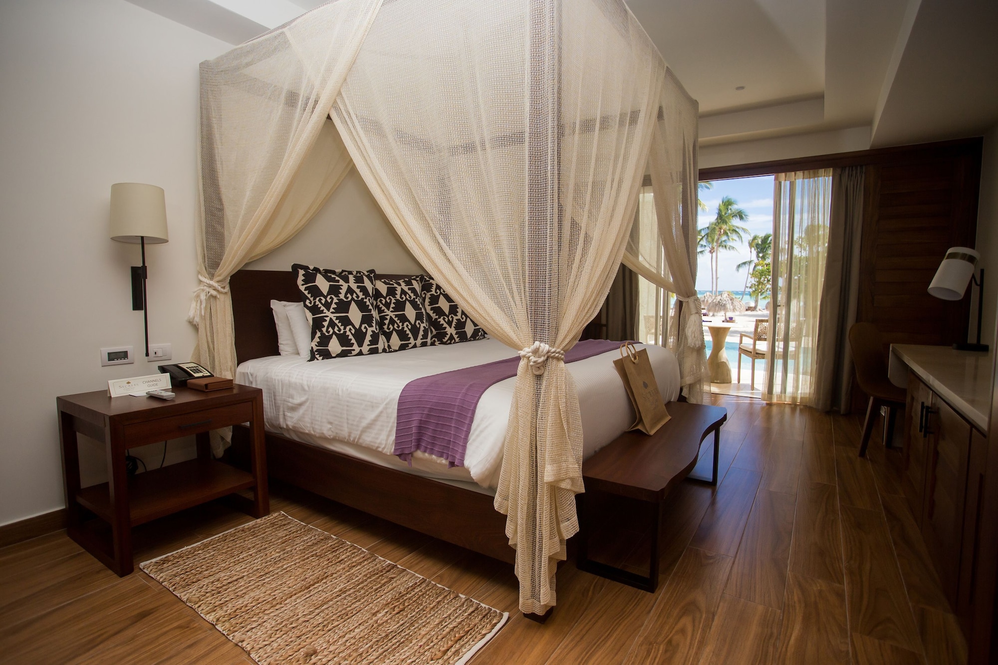 Preferred Club, Swim Out, Suite, Bungalow, King Bed, Ocean Front