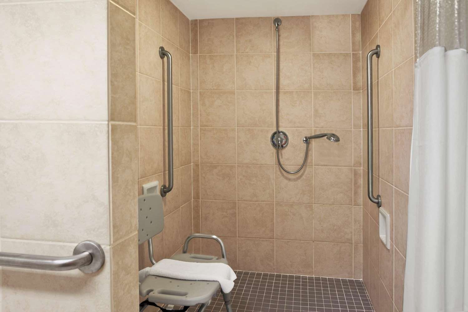 Ramada by Wyndham Saginaw Hotel and Suites 28/28