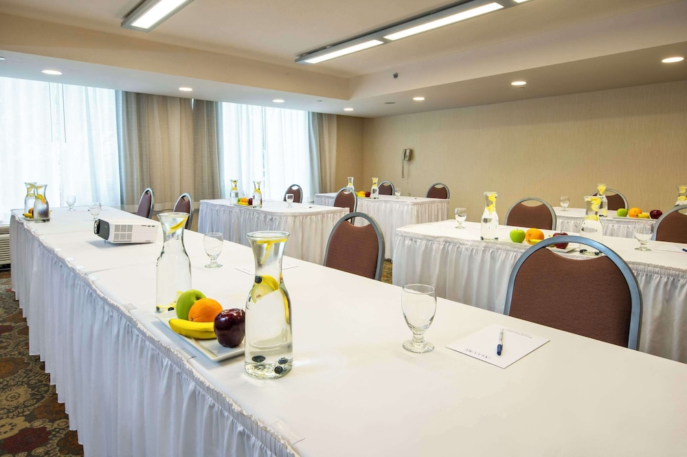 Allure Hotel & Conference Centre 34/50