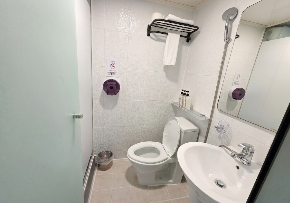 Ekonomy Hotel Myeongdong Premier 43/48