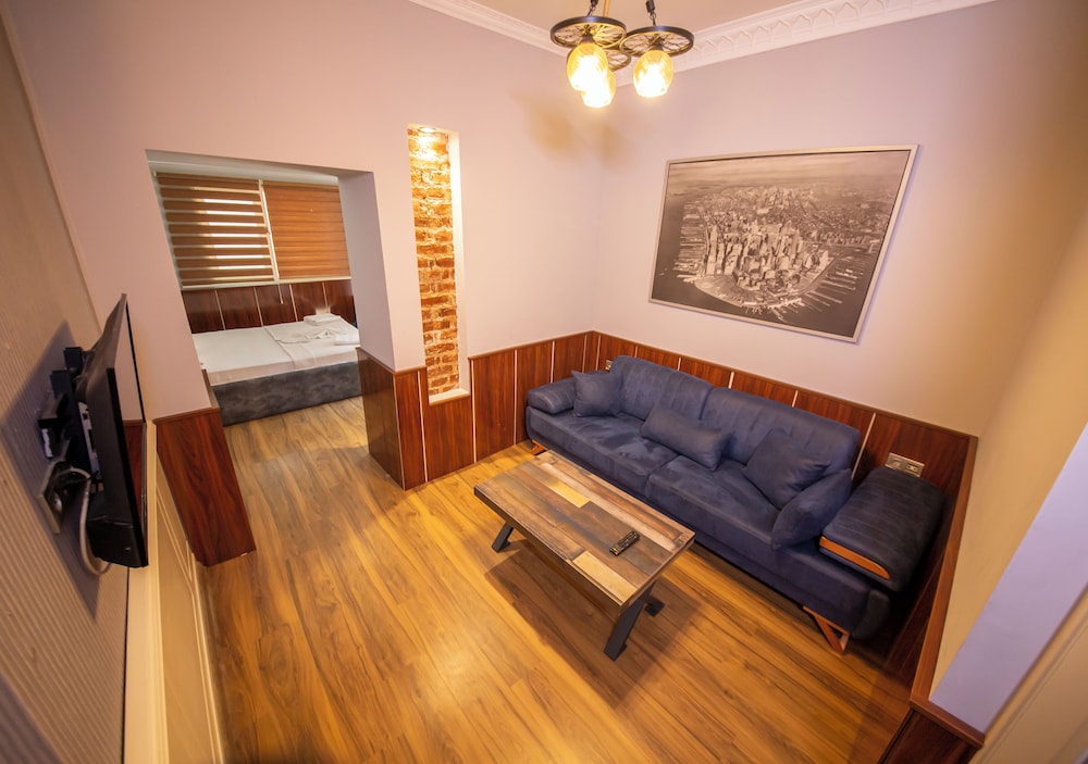 Royal Garden Suite Hotel 27/45