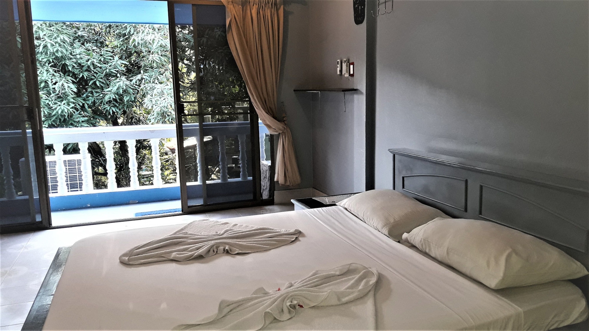 1 BEDROOM, JUNIOR, TRIPLE, KITCHENETTE, GARDEN AREA