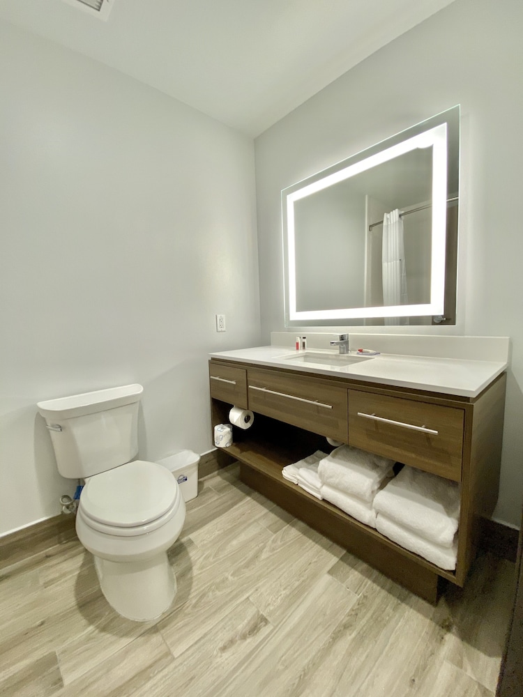 Days Inn & Suites By Wyndham Beaumont West / I-10 & Walden 27/47