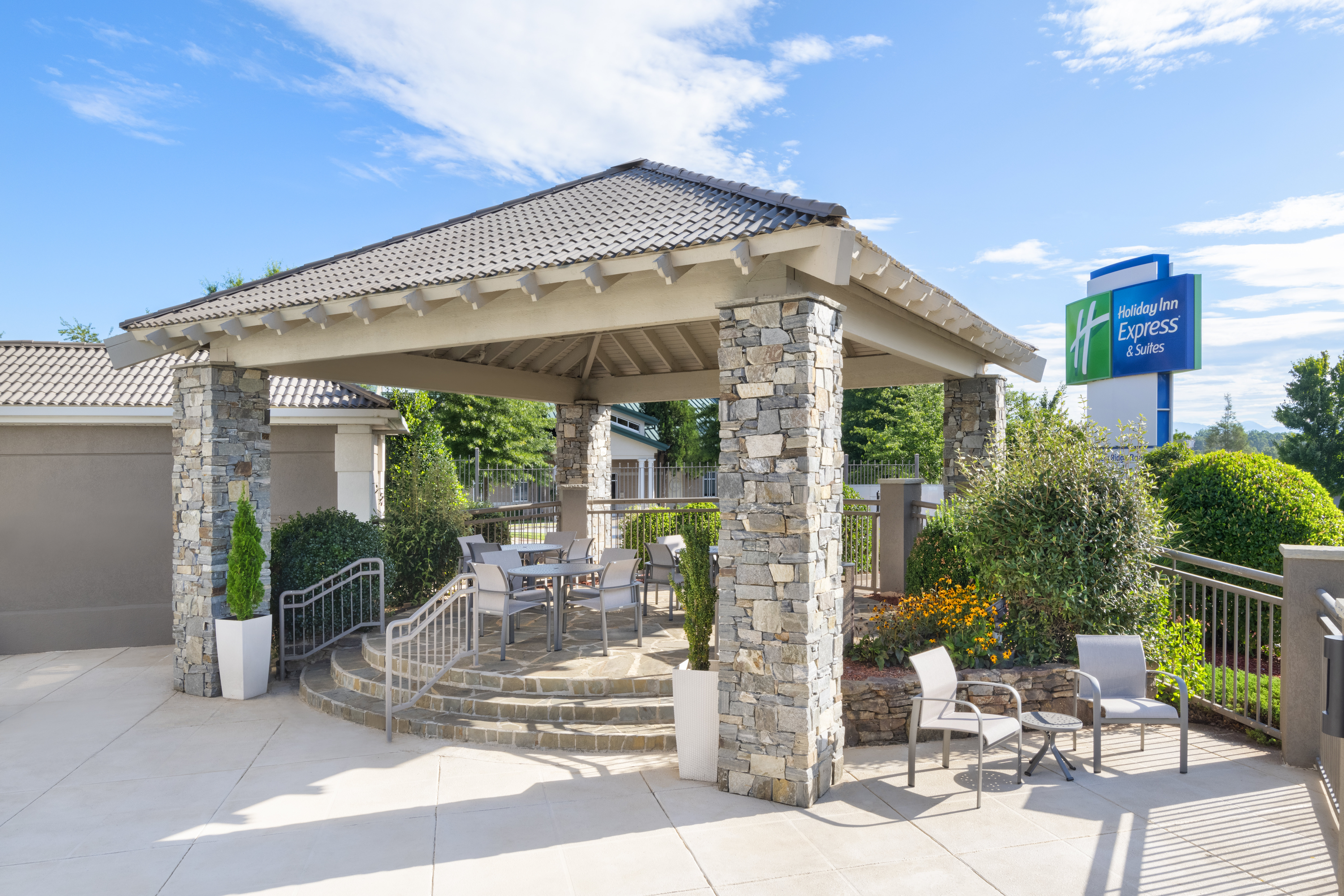 Holiday Inn Express & Suites Asheville SW - Outlet Ctr Area 4/34