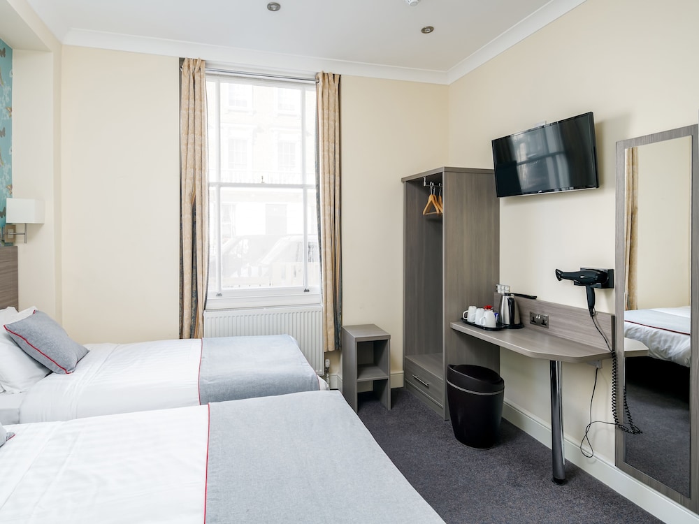 Deluxe, Triple, 1 Double and 1 Single Bed, OYO Bakers Hotel London Victoria 2/3