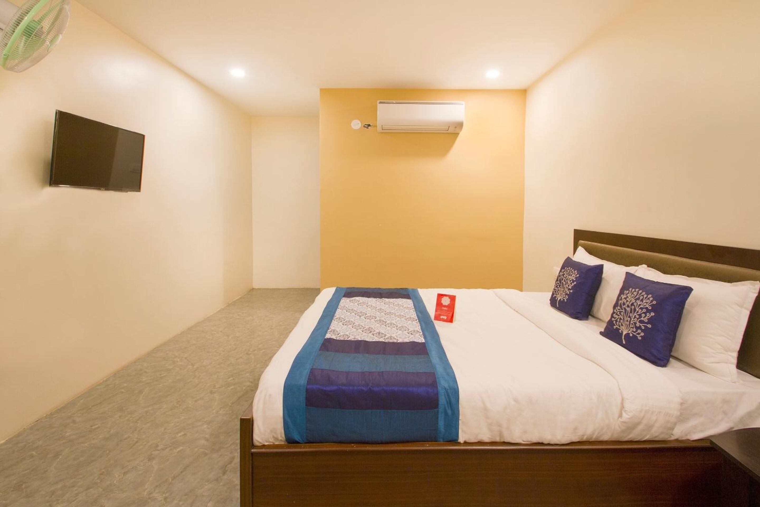 Oyo 10225 Hotel Sree Chandana 28/50