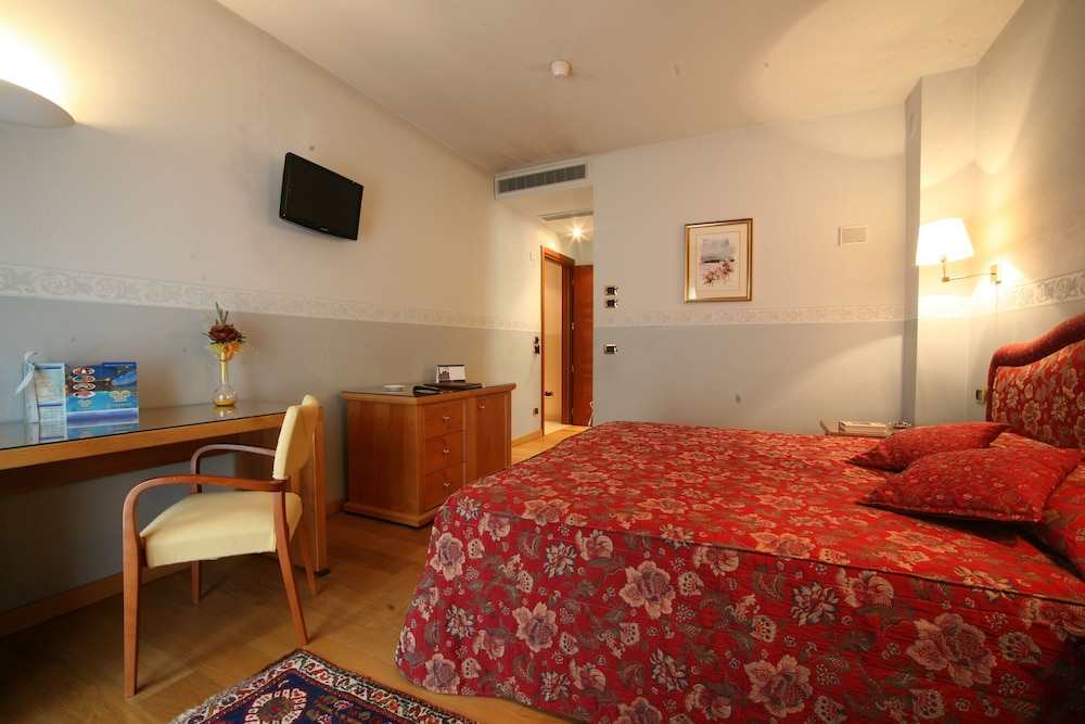 Paradise Hotel and Wellness 34/49