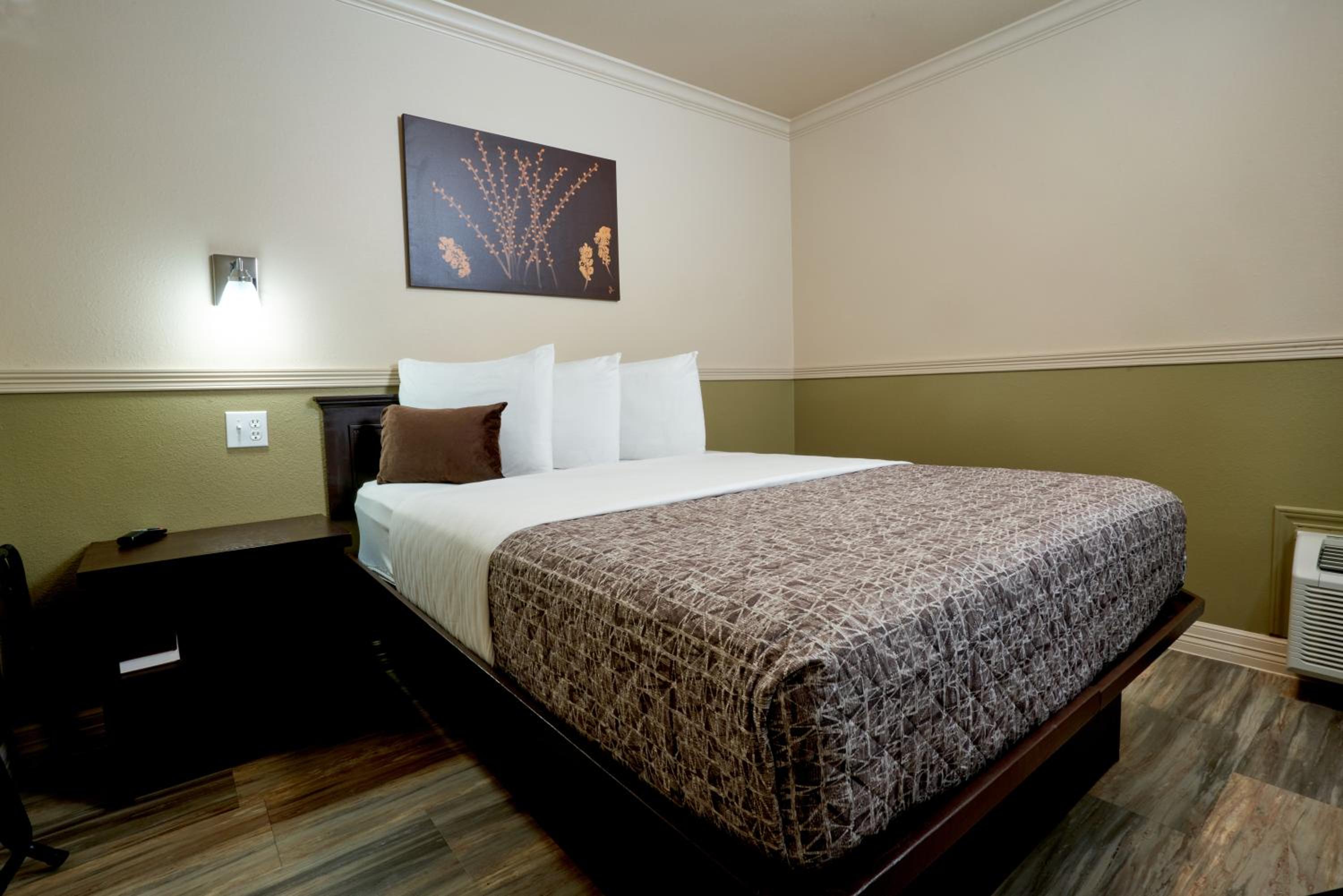 UPSTAIRS, 2 QUEEN BEDS, MAIN BUILDING