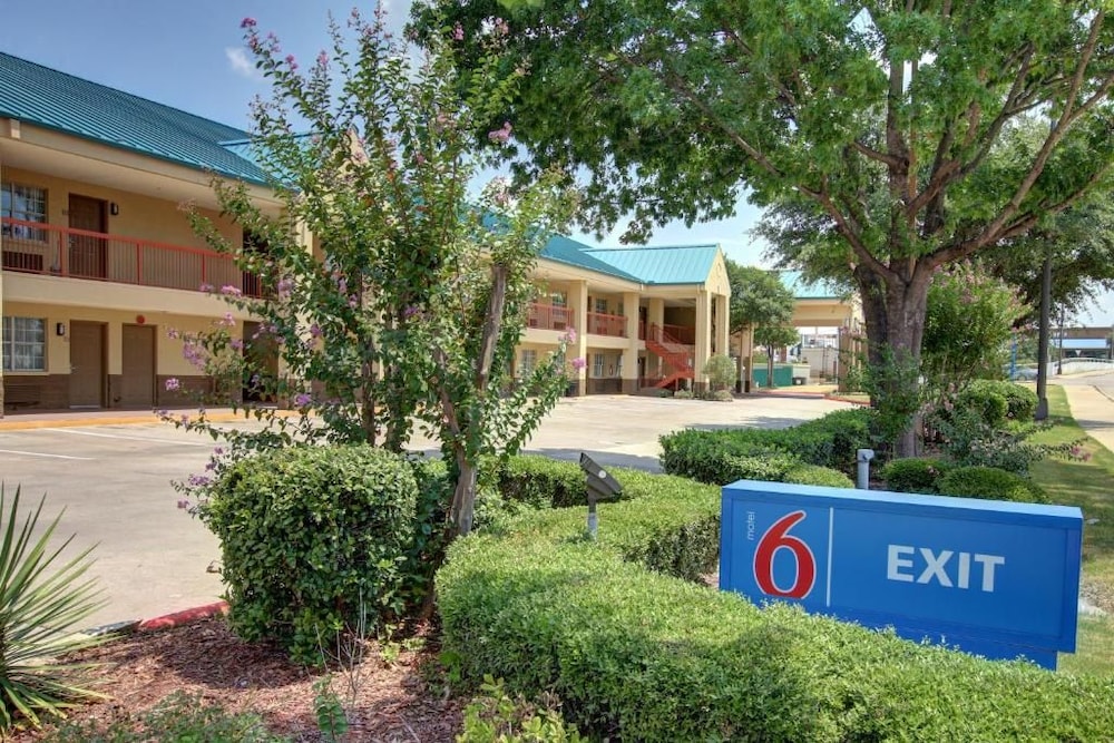Motel6 Arlington, TX 10/58
