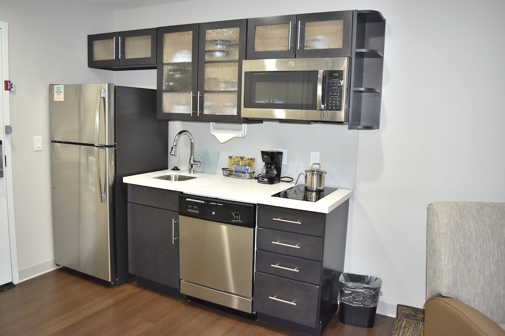 CANDLEWOOD SUITES KANSAS CITY - INDEPENDENCE 47/63