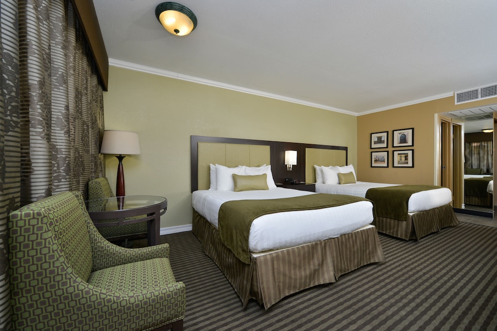 Royal Sun Inn & Suites 7/25